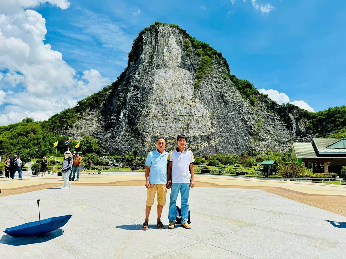 Chụp hình lưu niệm trước núi tượng Phật khắc đá Khao Chee Chan